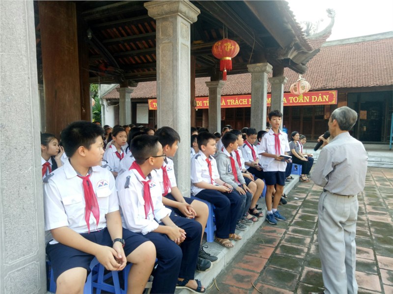 Học sinh THCS Đô Thị Việt Hưng tham quan di tích lịch sử địa phương tại đình Thanh Am và đình Phúc Xá